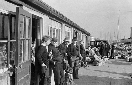 Farmers hanging around the market, Annapolis, Maryland, 1937.jpg